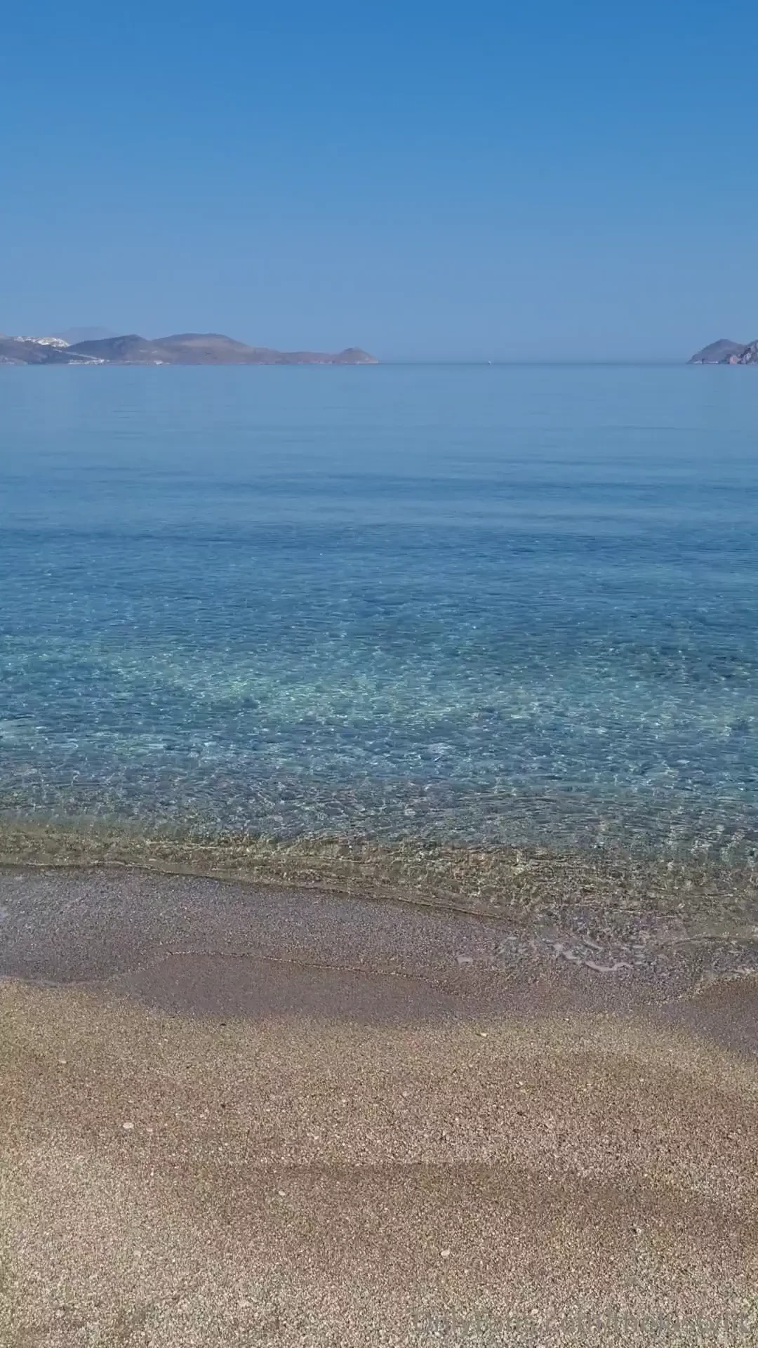 Ultima ora a milos ginnastica la mattina nella bellissima spiaggia 