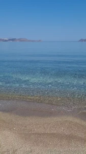 Ultima ora a milos ginnastica la mattina nella bellissima spiaggia