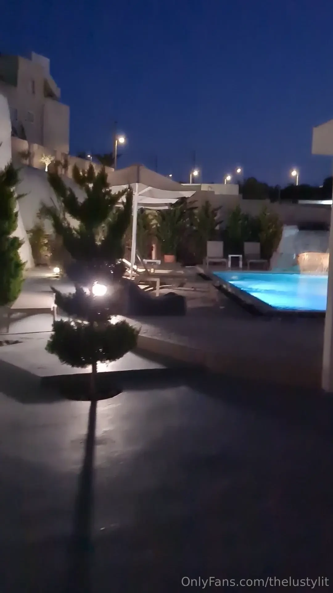 Lui voleva regalarle un vestito preso a santorini per essere stata cos 