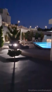 Lui voleva regalarle un vestito preso a santorini per essere stata cos