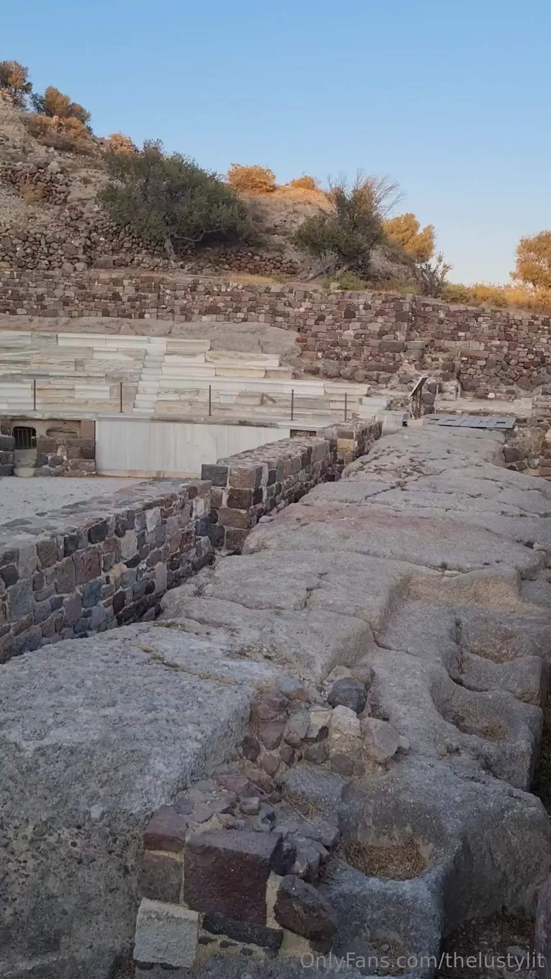 Dopo spiagge e villaggi di pescatori visita alla venere di milo poi 