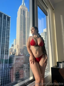 Does color red makes my skin shine