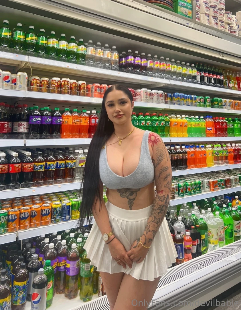 Sexiest girl the bodega 