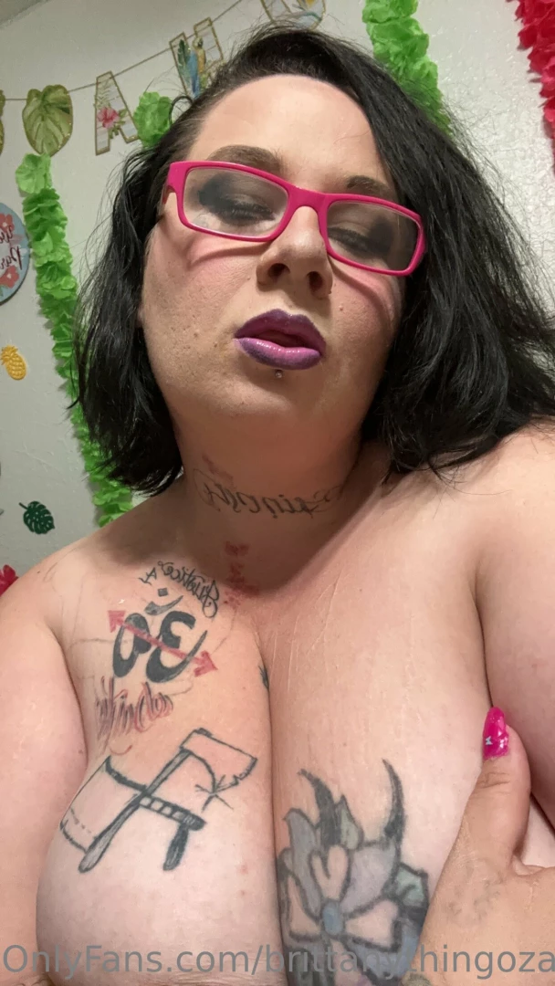 brittanythingozagain - I have a mom bod my boobs hang help me hold them up 