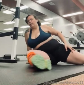 Cum see me test my flexibility at the gym