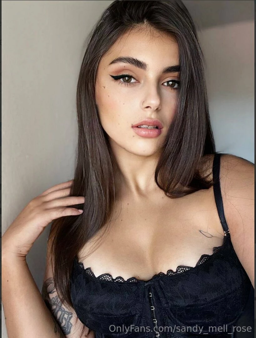 This cutie pocahontas_aya knows how to please you with the help of part 45 