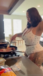 You like a women that can cook remember to go subscribe to my vip page
