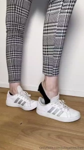 Ready for a little tease i m slowly sliding off my socks revealing