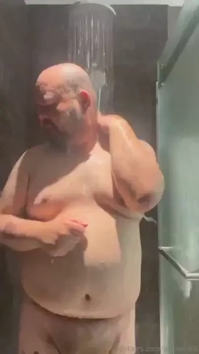 A little throwback to a few weeks ago showering in my chicago hotel 
