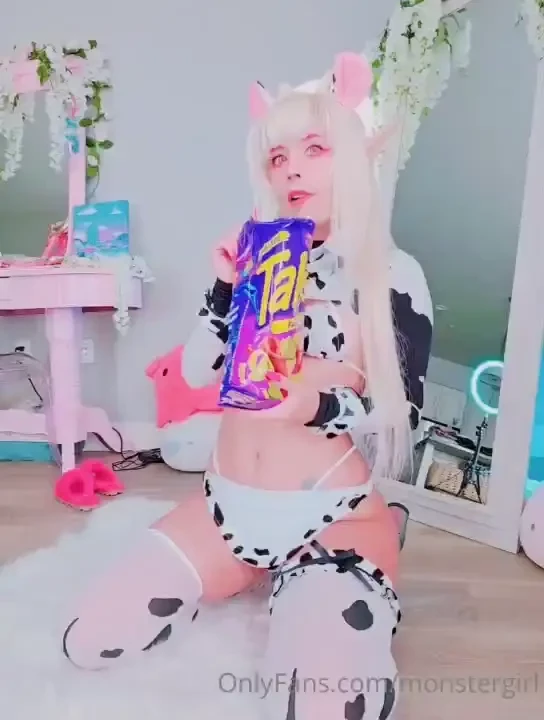 Mooooo moooooooooo in the mooooood for snacks crunch crunch 