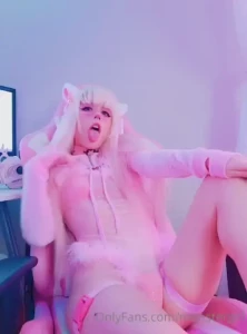 Look at those wiggly toes o