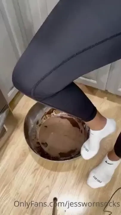 Come suck this chocolate off of my socked feet 