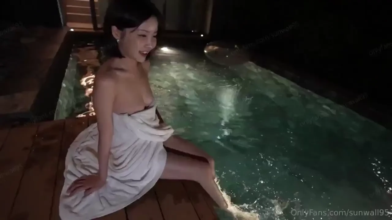 Masturbate in the water swimming pool part 1 