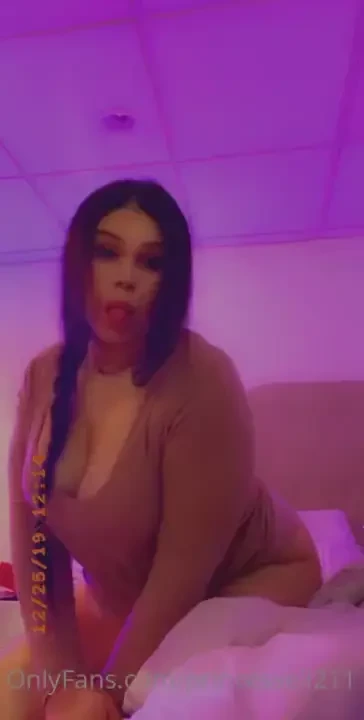 Would y all wanna see me play with a dildo 