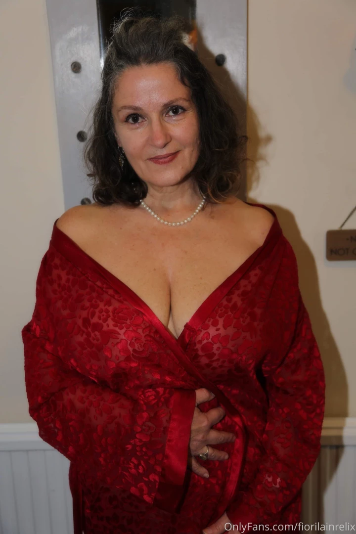 Lady in red wishing you a good night and seeet red dreams or may be 