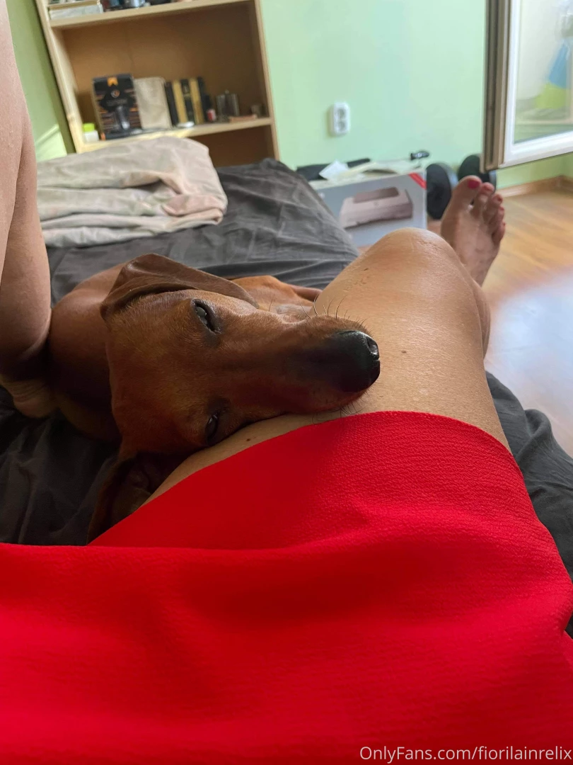 I think my leg is a very comfortable pillow look at the dreaming eyes 