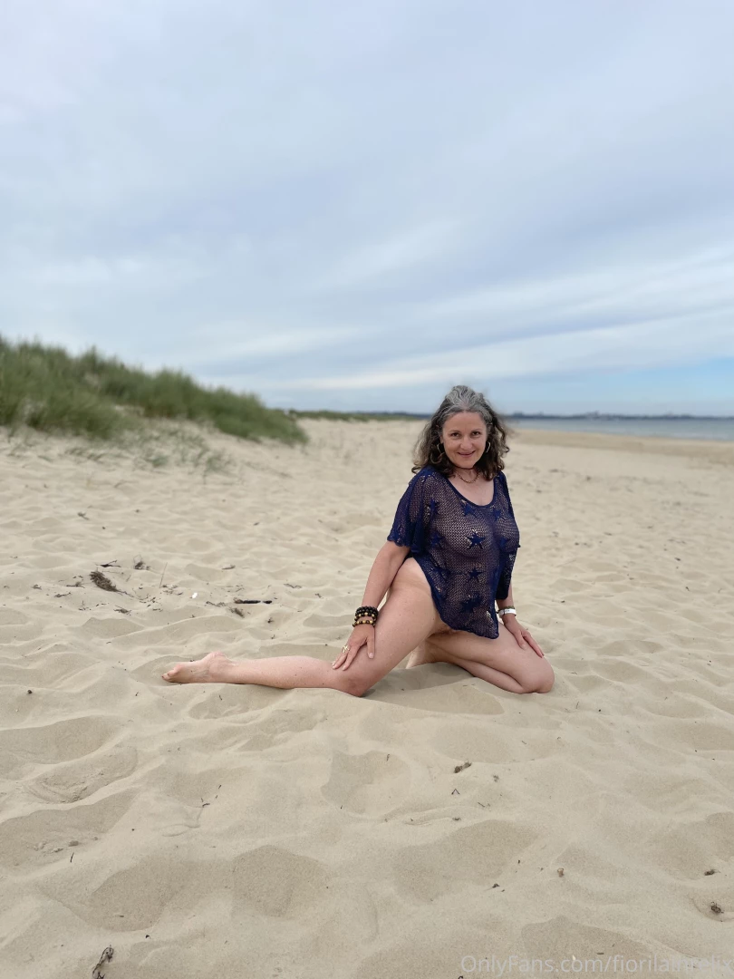 Have a lovely hump day guys some pictures from the sea side i am part 1 