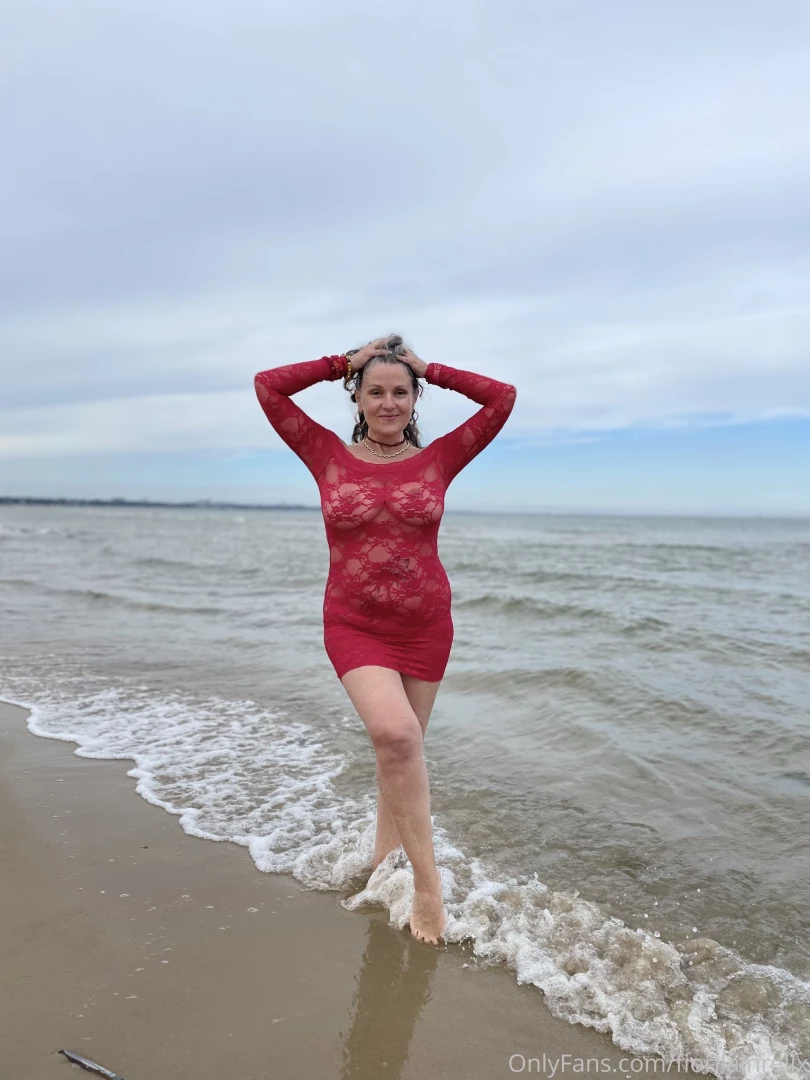 Have a lovely hump day guys some pictures from the sea side i am part 2 