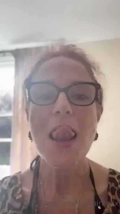 Good morning guys do you like my tongue have a lovely friday 