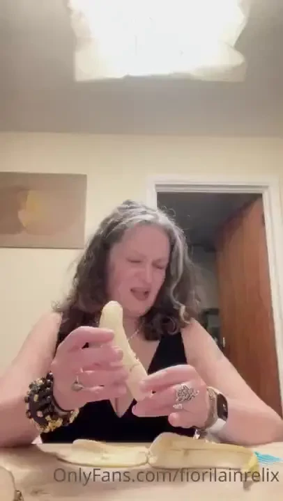 Happy new week guys do you like banana i really love it and this is 