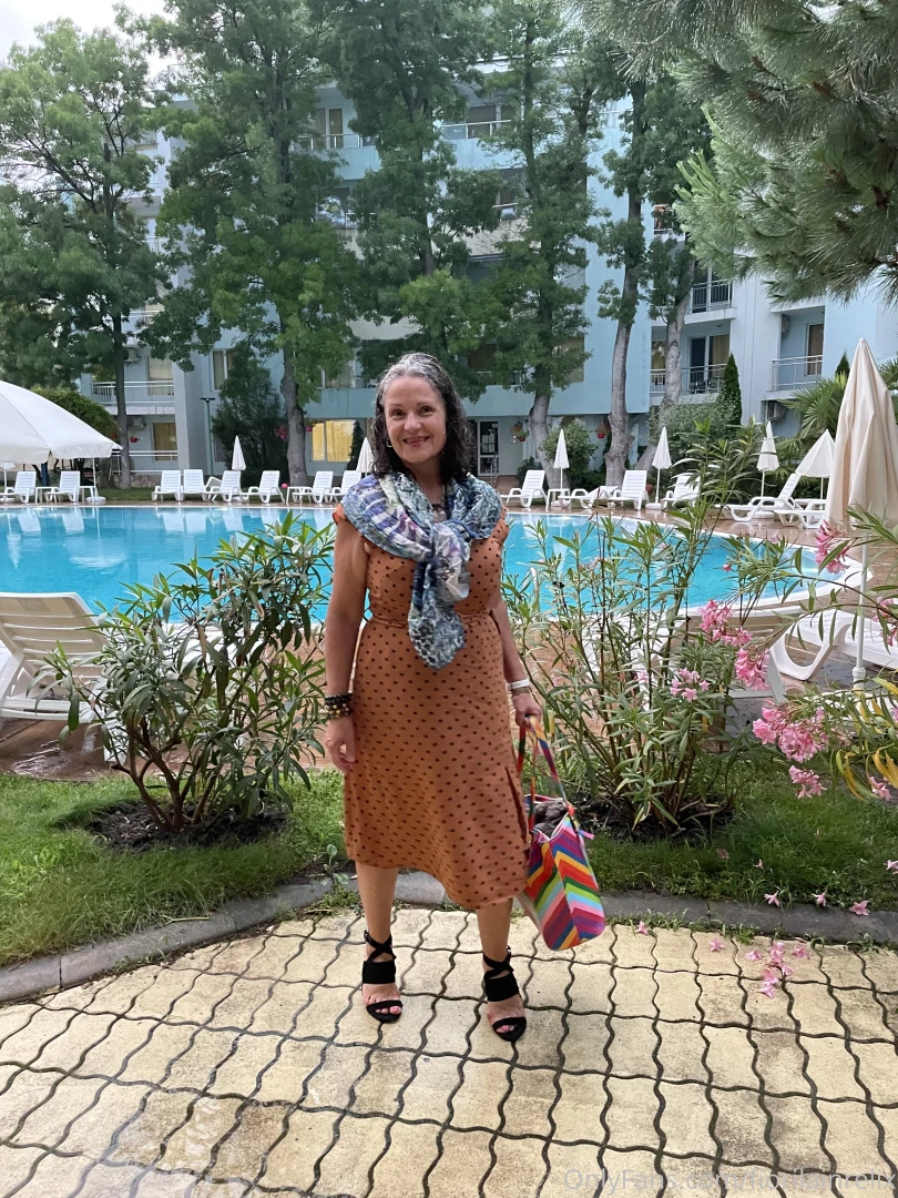 Happy hump day guys enjoy your day like i am enjoying my days here 