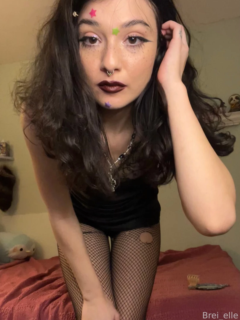 Hiii _ accepting any tributes to my dms with a 5 tip attached part 1 