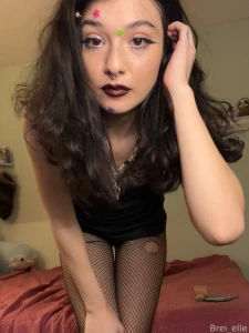 Hiii _ accepting any tributes to my dms with a 5 tip attached part 1