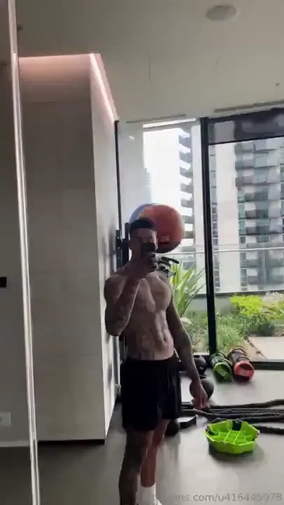 Just had the craziest pump look at how veiny my arms are 