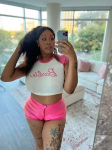 Who wanna kiss my camel toe let me know in the comments