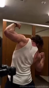 How s my classic arnold pose looking