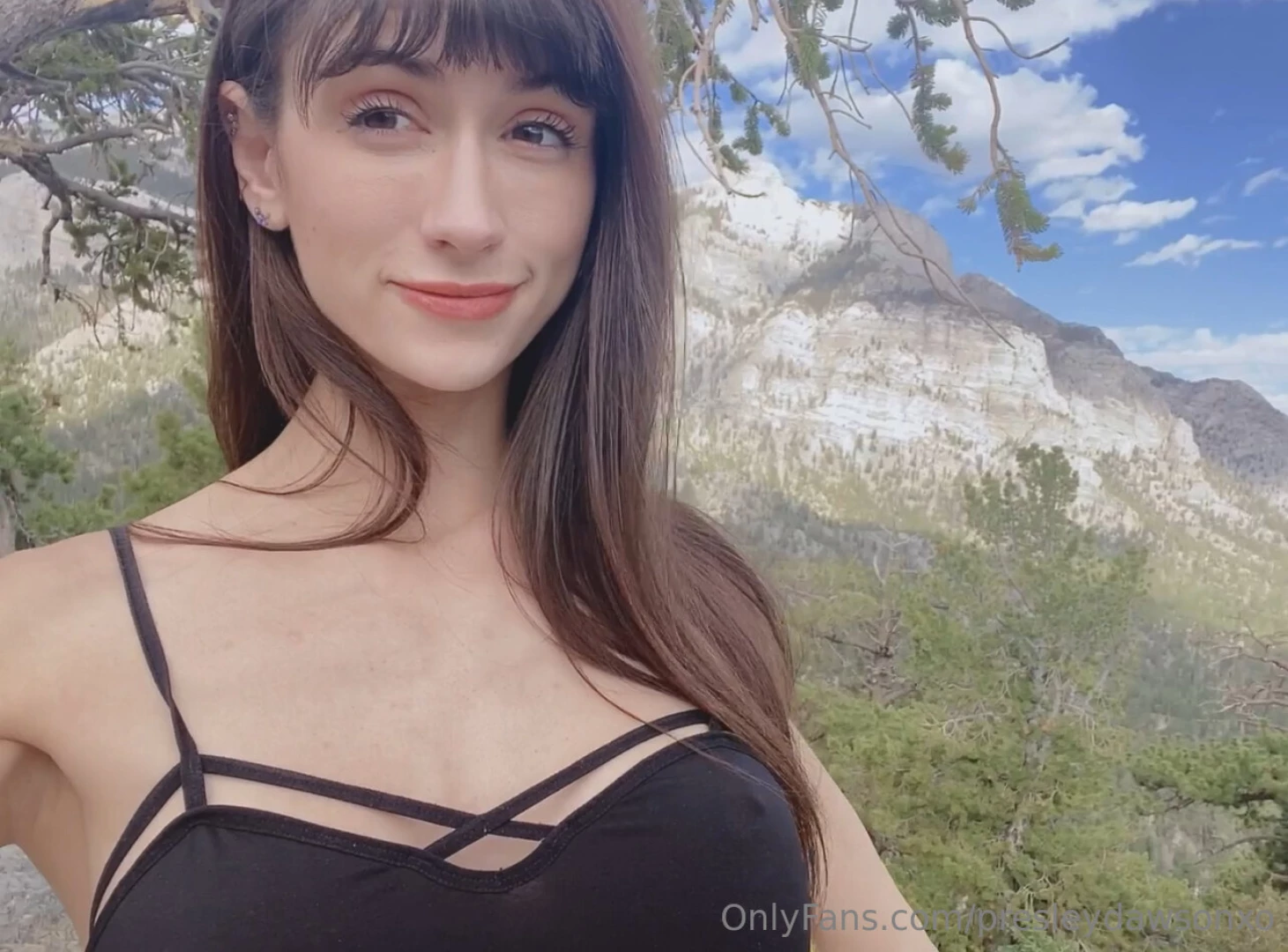 Just a horny hiker on her way to go orgasm blissfully in nature 