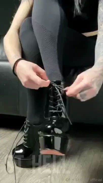 Gefallen dir meine neuen kurzen heels die warten nur darauf mal so 