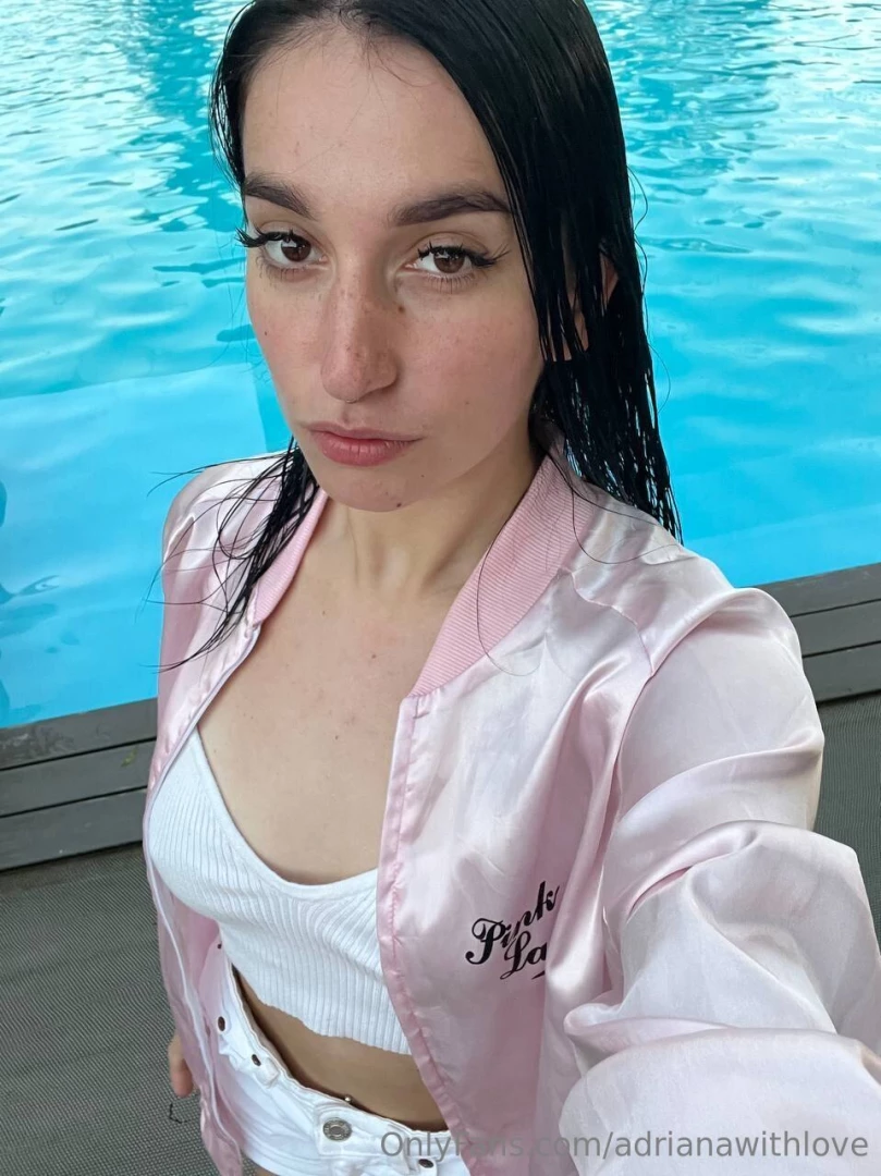 You wanna swim with me in the pool baby 