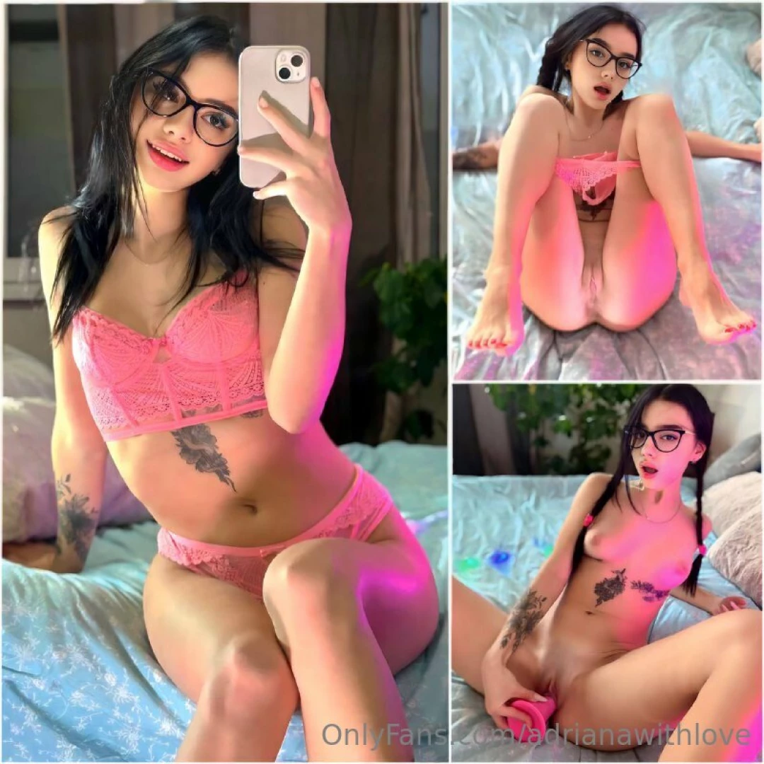 College bae sexy yunno she loves playing with her little niples and 