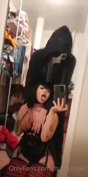 Who wants to see mavis get fucked by ghost face 