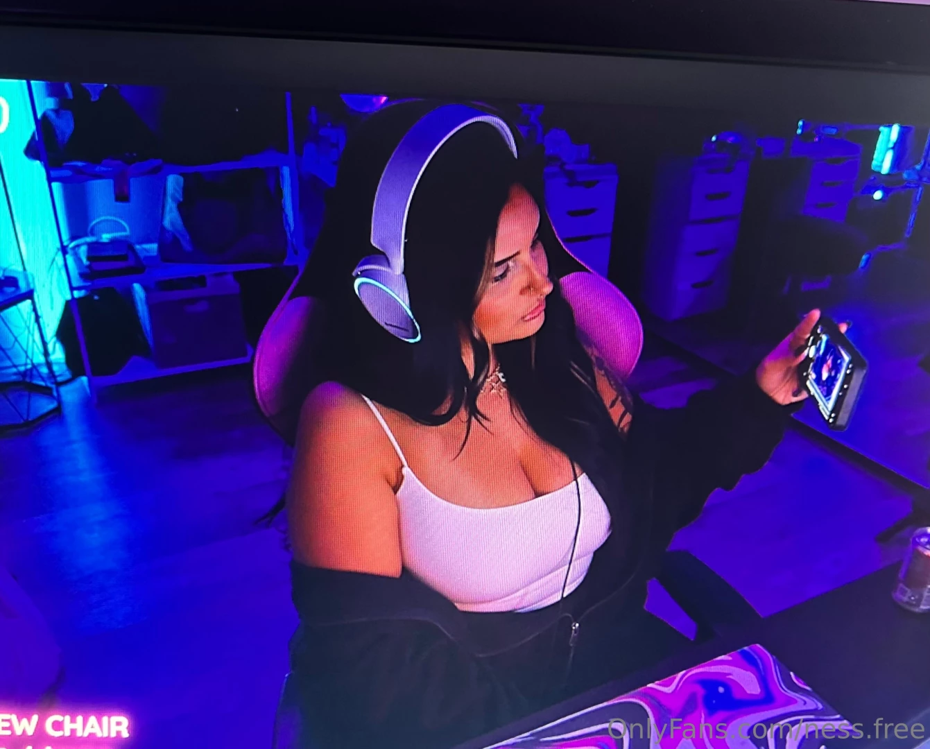 Hi im live on twitch rn twitch tv nessmarie 