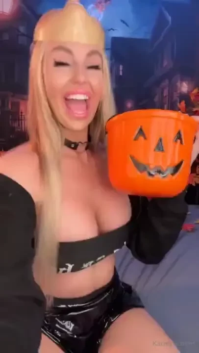 Morning and happy halloween live show is at 8 pm est 