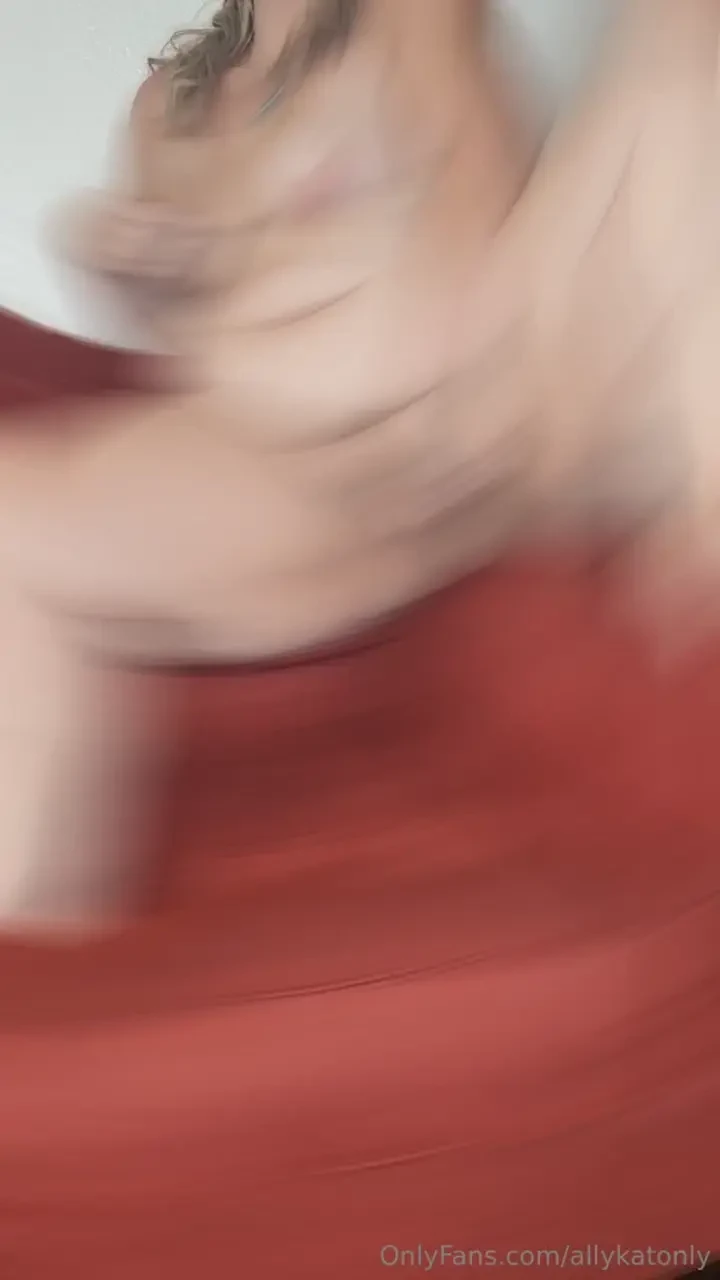 Happy thursday watch me make myself squirt all over this red couch 