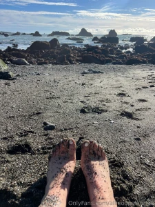 Wanna be the sand that i step on rn