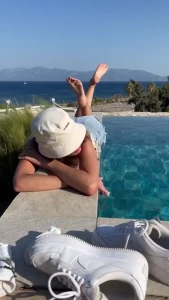 The pose is such an aesthetic pose right