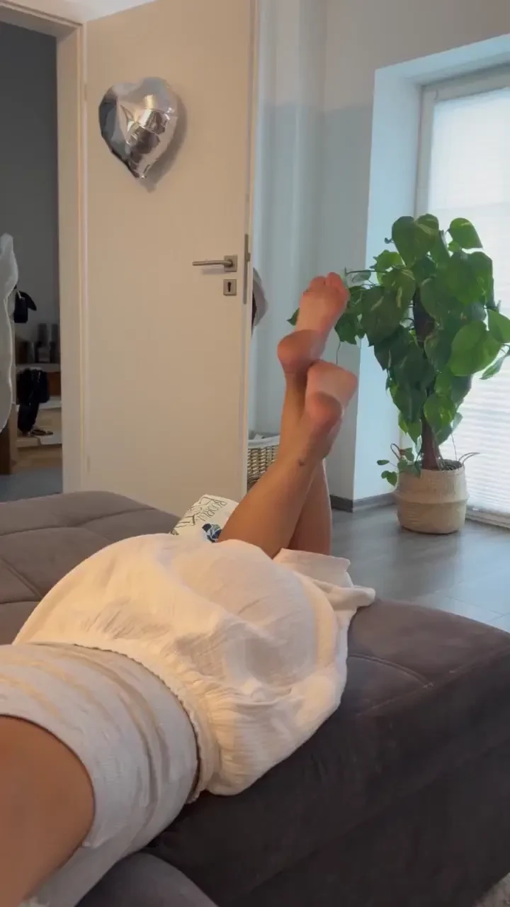 Little pose for you today hope you doing good 