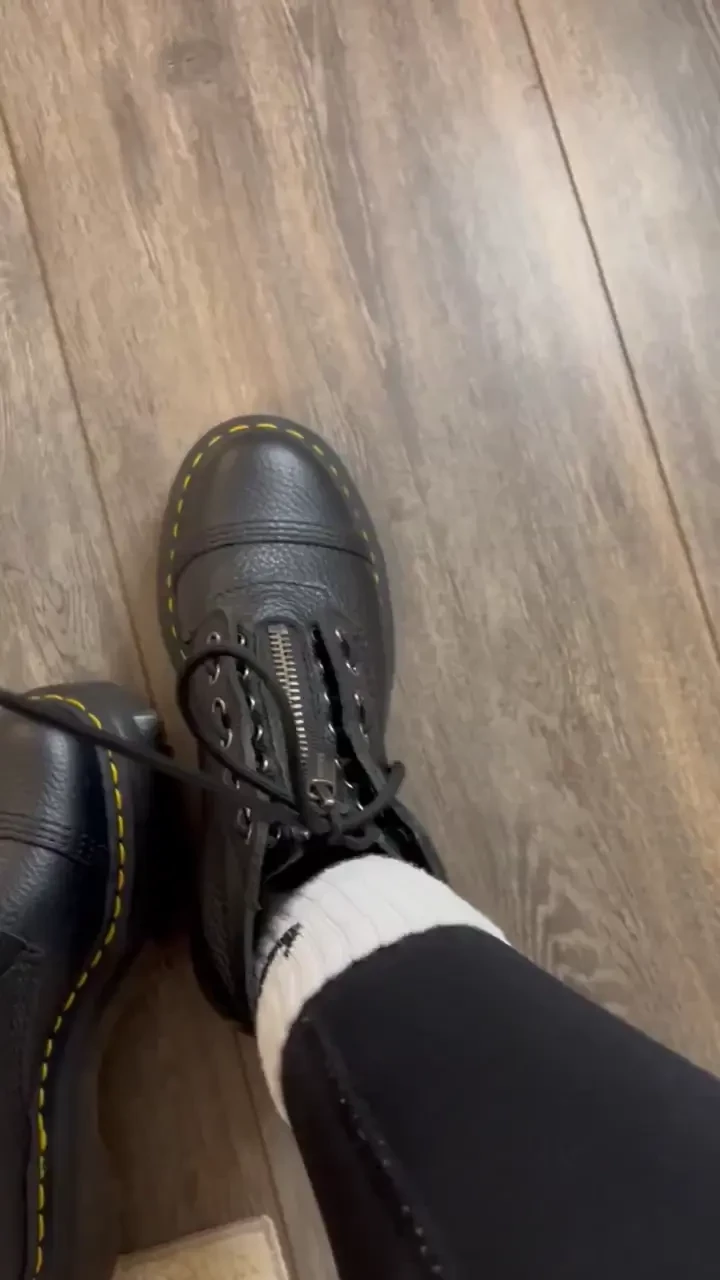 It s friday you know what that means you ll be masturbating on my feet 