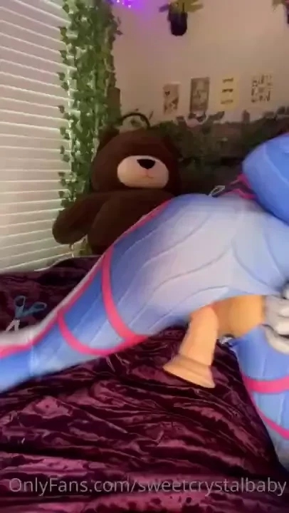 Dva alert you know i love this cosplay so i had to bring it back just 