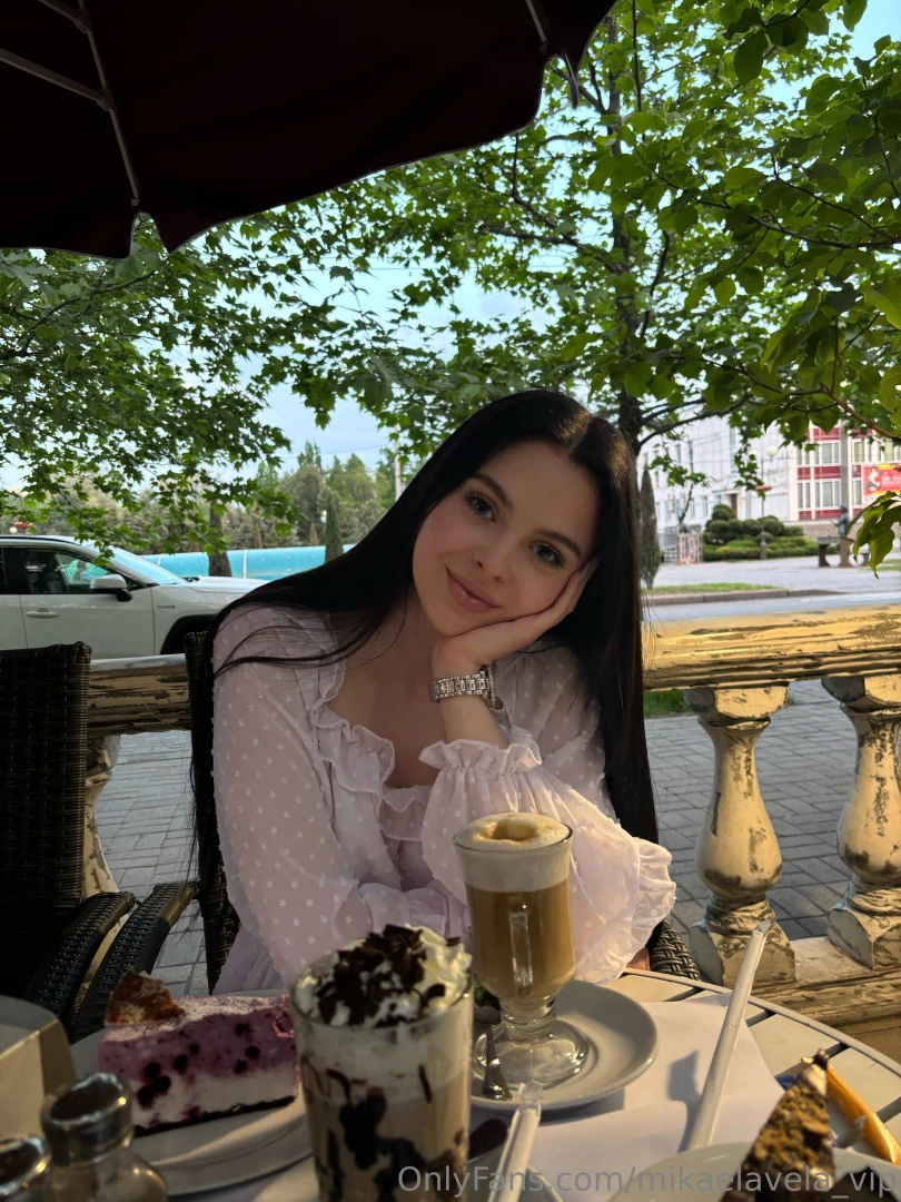 A pleasant evening in the lovely company of my favorite cake 