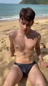 Wanna play with me at the beach quieres jugar conmig en la playa