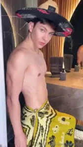 Guys wanna see my newest content come chat with me and enjoy all my
