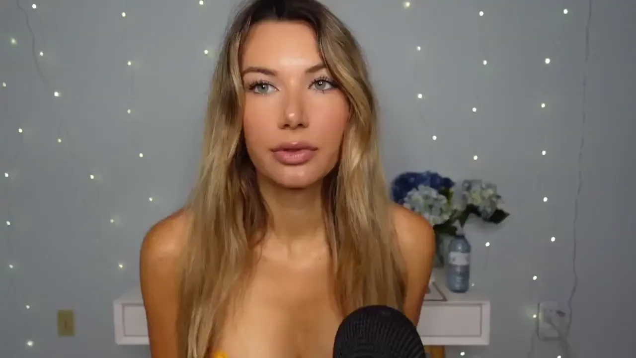 Asmr girlfriend kisses are sticky 