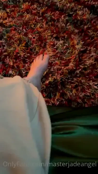 I m so horny i want someone to come worship my feet right now 