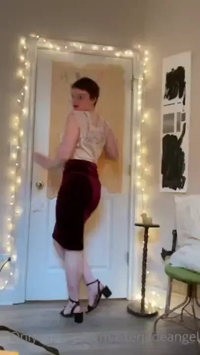 I feel like a sexy vampire seductress in this outfit 