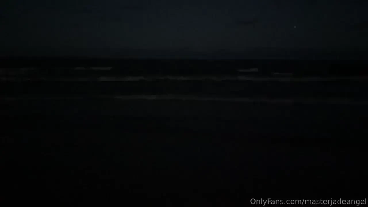 Massage my feet at the beach 